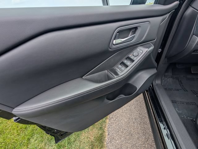 Used 2025 Nissan Rogue SV AWD/4WD image 13