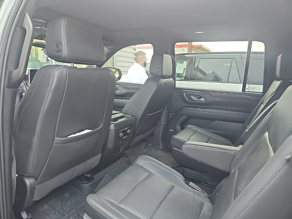 Used 2024 Chevrolet Suburban Z71 w/ Luxury Package AWD/4WD image 8
