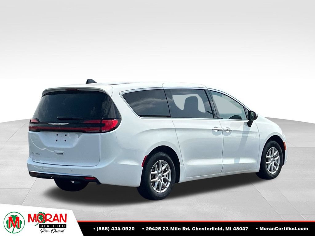Used 2023 Chrysler Pacifica Touring-L FWD image 5