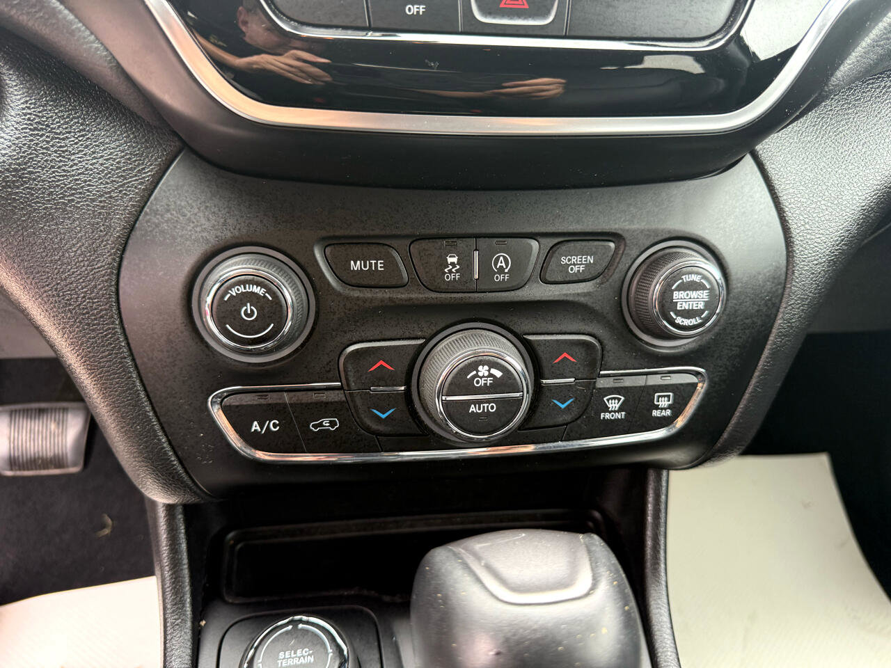 Used 2019 Jeep Cherokee Limited image 28