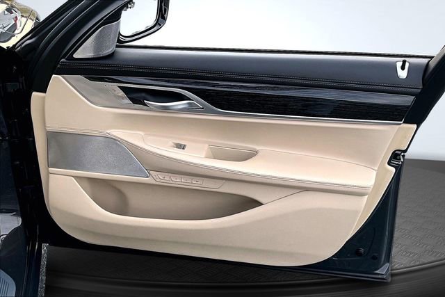 Used 2020 BMW 750i xDrive w/ Executive Package image 28