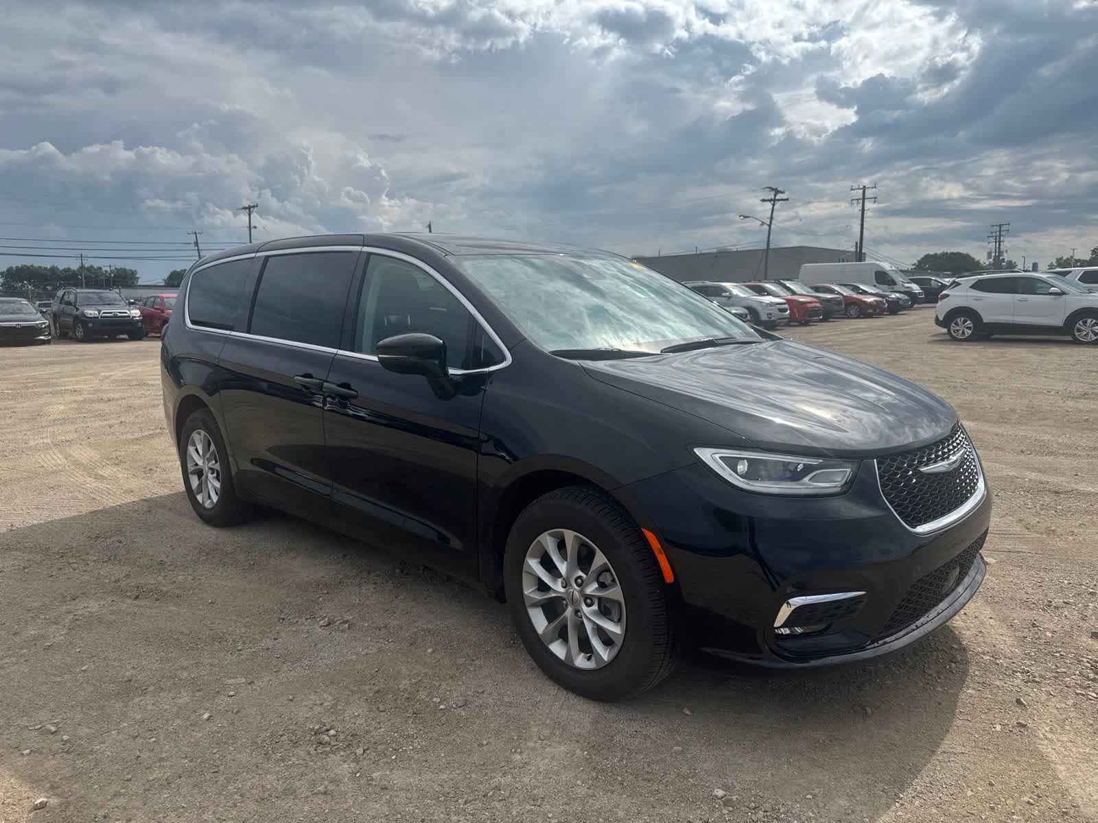 Used 2024 Chrysler Pacifica Touring-L AWD/4WD image 4