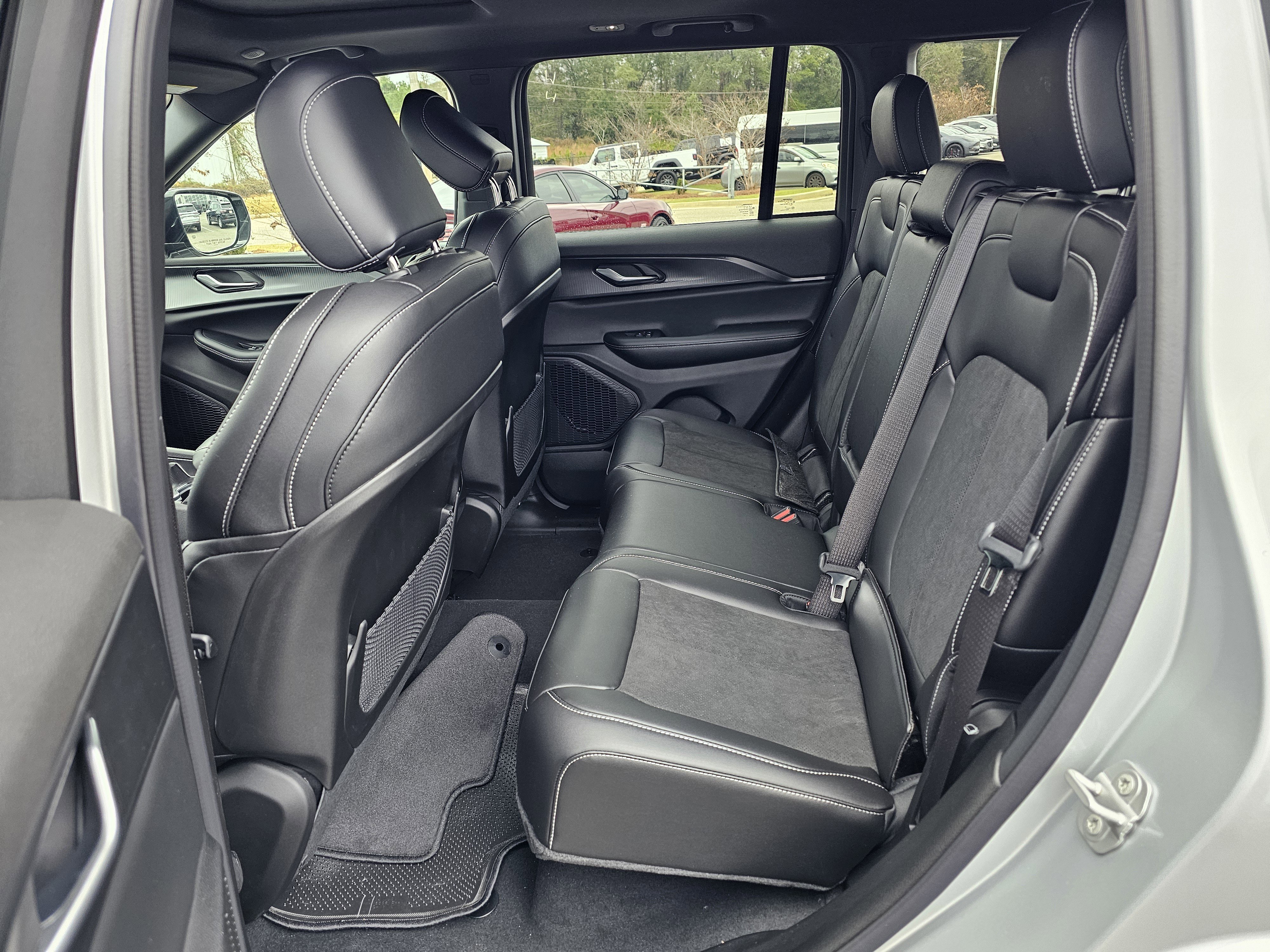 New 2025 Jeep Grand Cherokee Altitude image 30