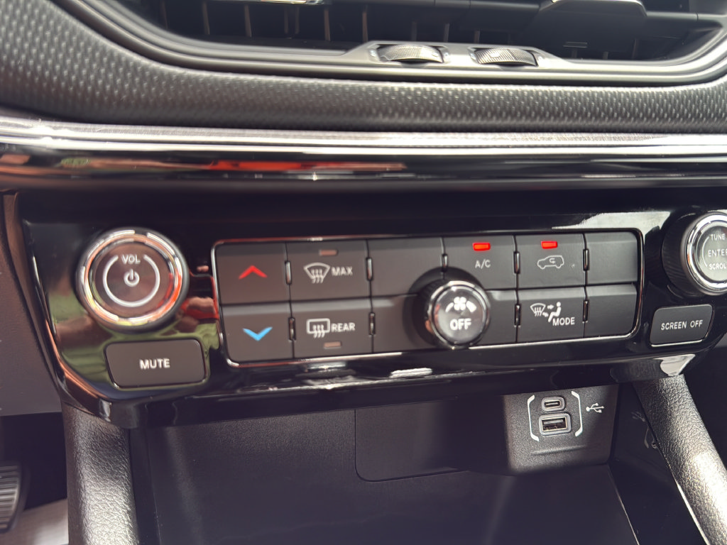 New 2026 Jeep Compass Latitude AWD/4WD image 25