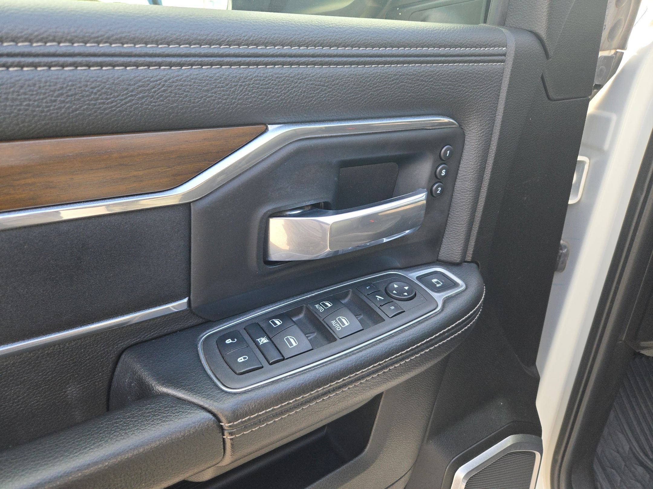 Used 2022 RAM 3500 Laramie AWD/4WD image 12