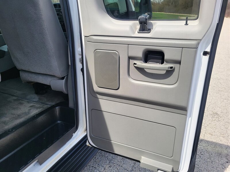 Used 2014 Ford E-350 and Econoline 350 XLT RWD image 29