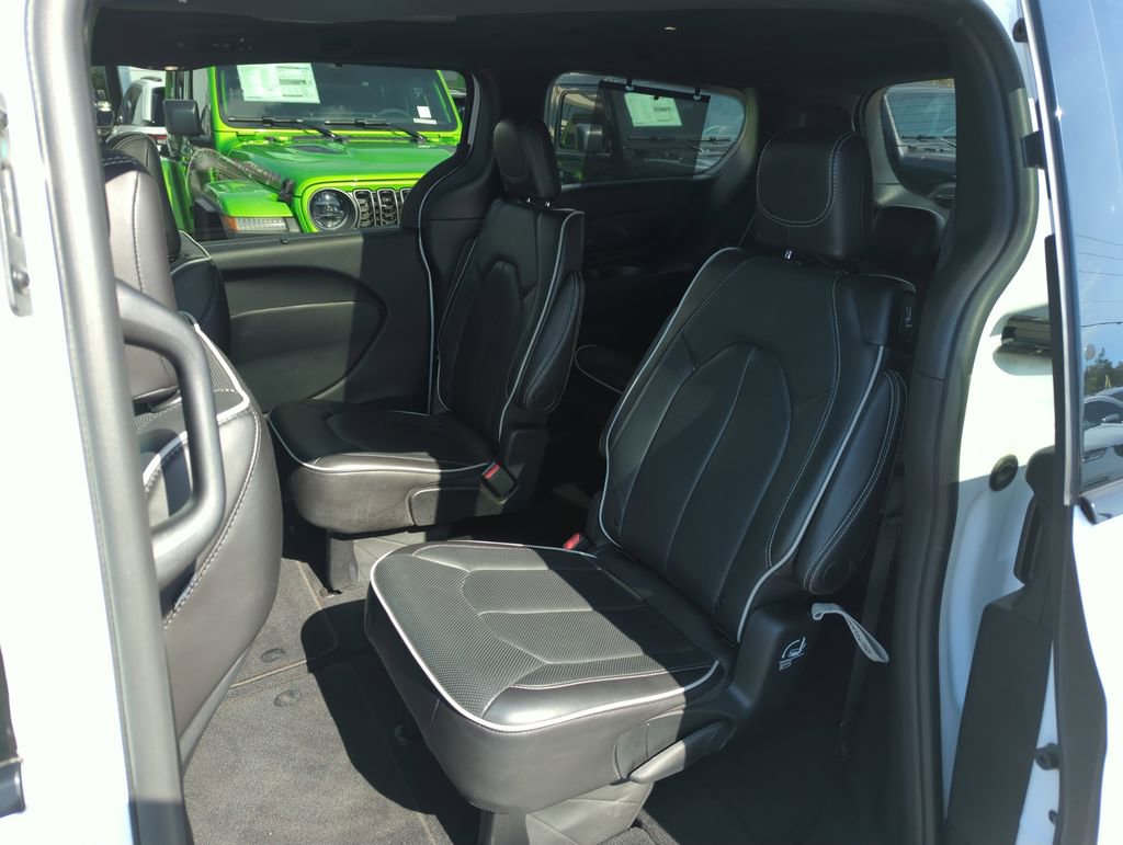 Used 2025 Chrysler Pacifica Limited image 27