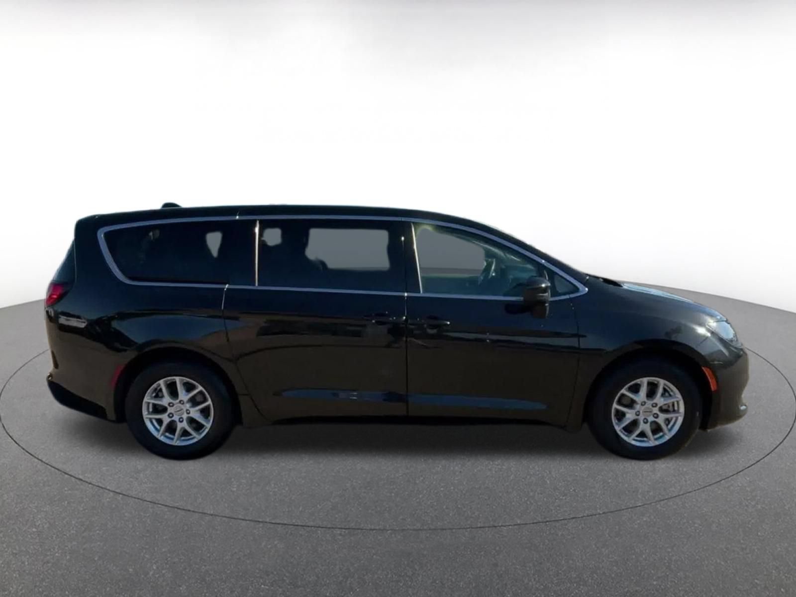 Used 2023 Chrysler Voyager LX FWD image 15