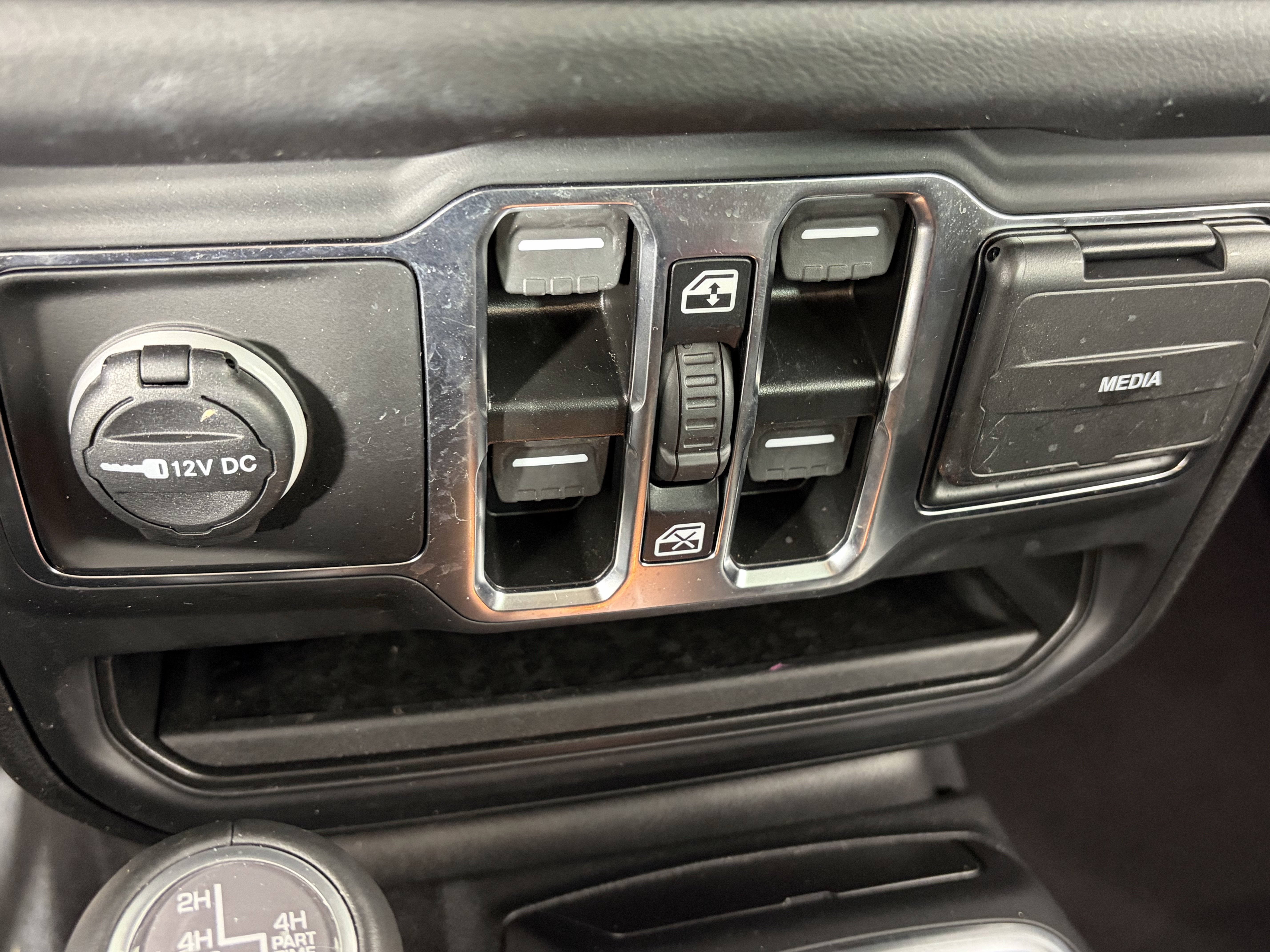Used 2024 Jeep Wrangler Unlimited Sahara AWD/4WD image 24