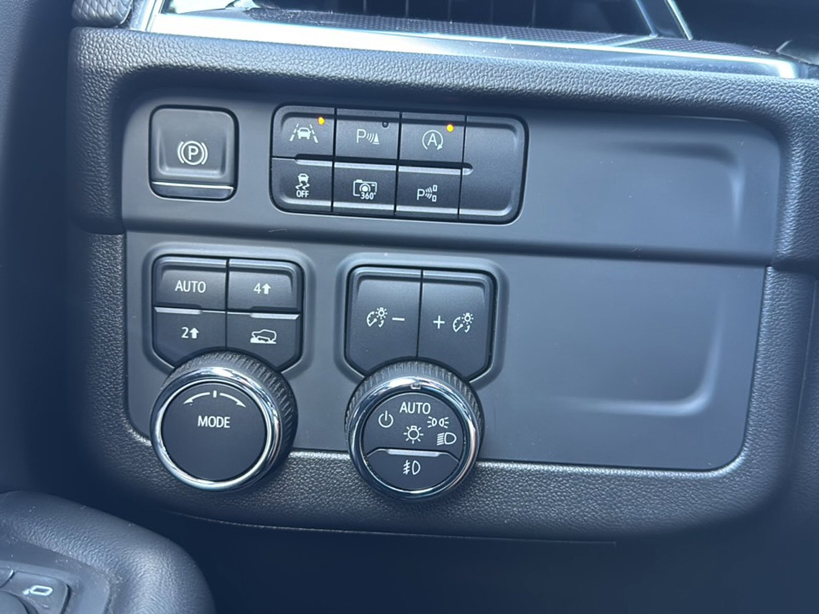 Used 2025 Chevrolet Suburban RST w/ Comfort Package AWD/4WD image 36
