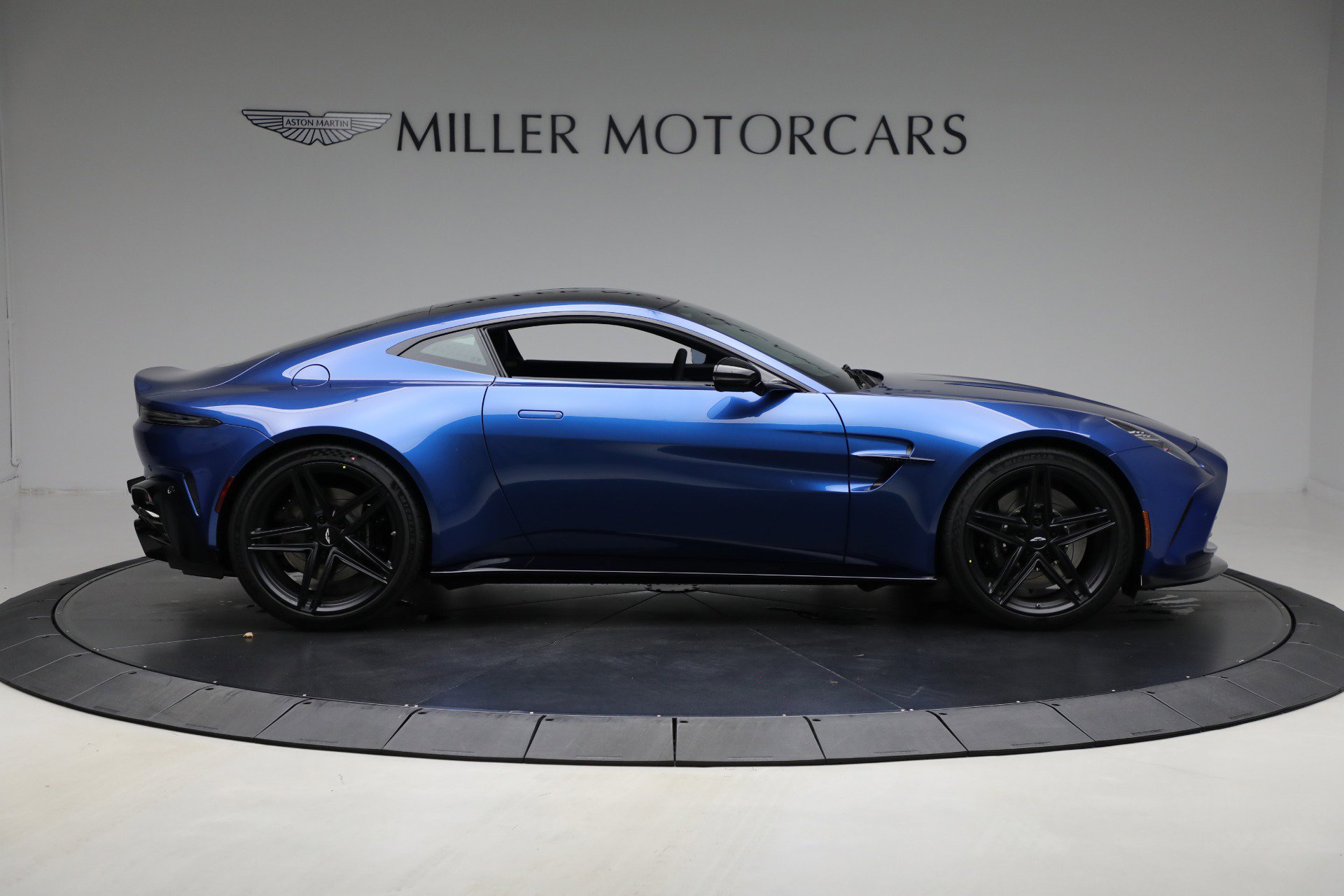 Used 2025 Aston Martin V8 Vantage Coupe image 9