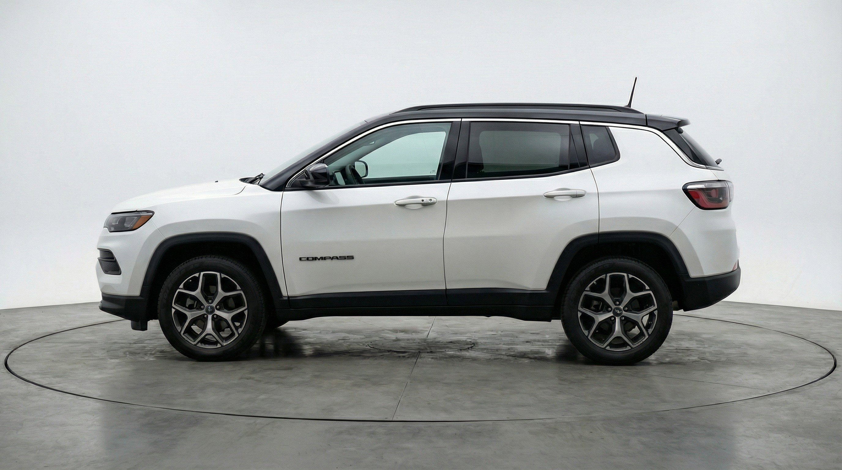 Used 2025 Jeep Compass Limited AWD/4WD image 5