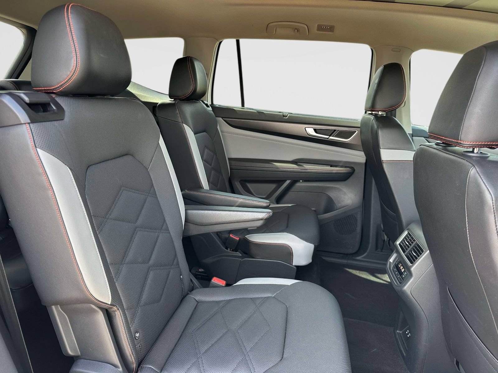 Used 2024 Volkswagen Atlas Peak Edition SEL AWD/4WD image 11