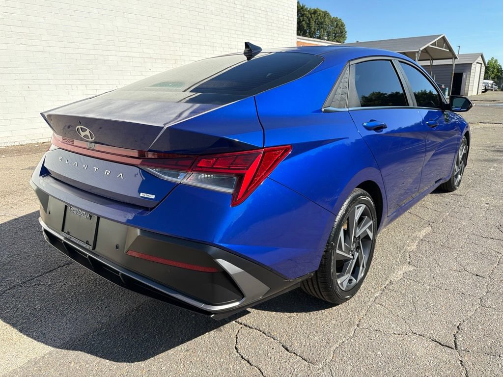Used 2024 Hyundai Elantra Limited FWD image 3