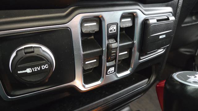 Used 2020 Jeep Wrangler Unlimited Sahara AWD/4WD image 27