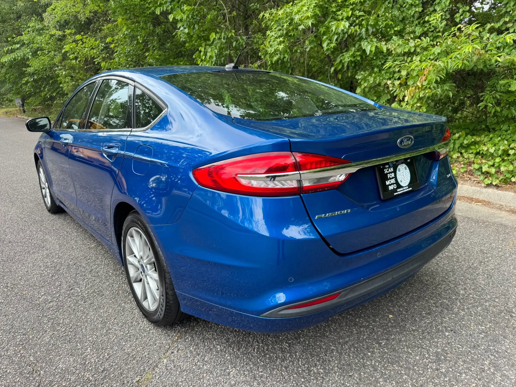 Used 2017 Ford Fusion SE FWD image 4