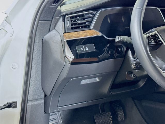 Used 2019 Audi e-tron Prestige w/ Prestige Package image 8