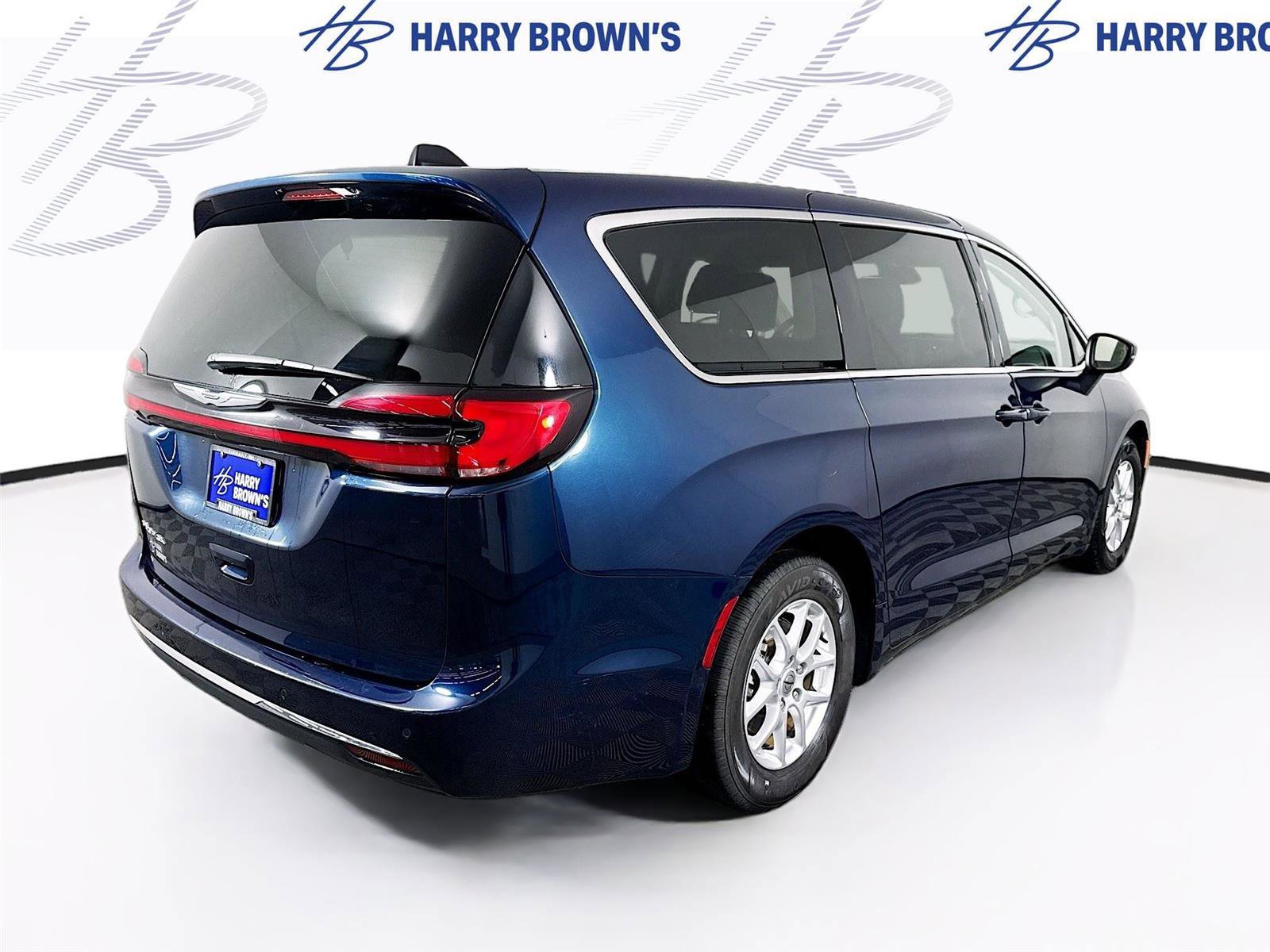 Used 2023 Chrysler Pacifica Touring-L image 31