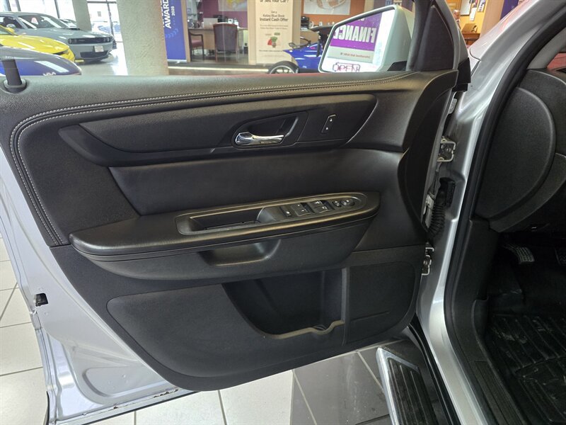Used 2015 Chevrolet Traverse LT w/ Style and Technology Package FWD image 7