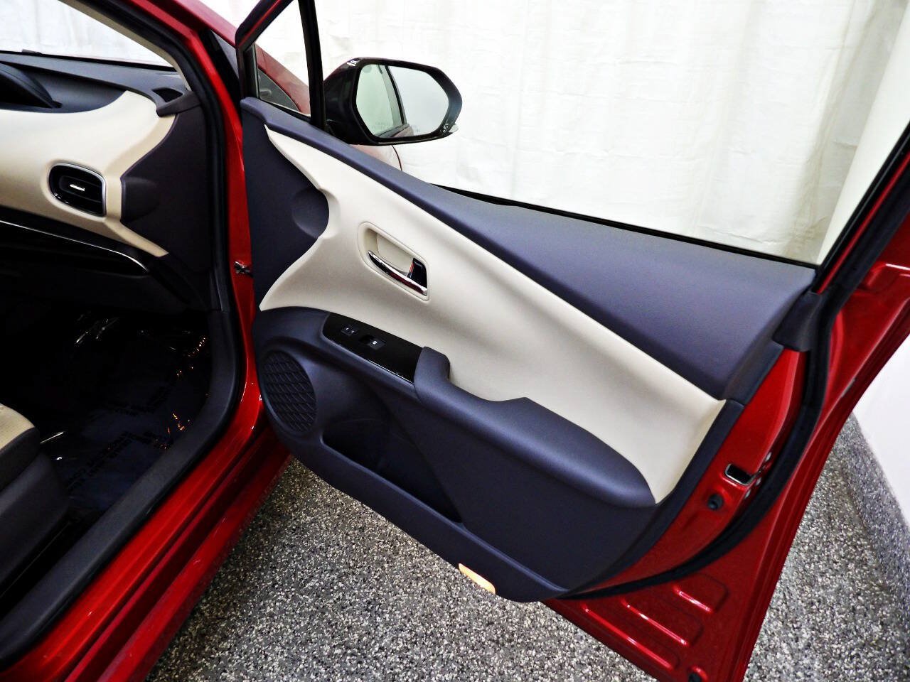 Used 2017 Toyota Prius Three w/ Carpet Mat Package FWD image 13