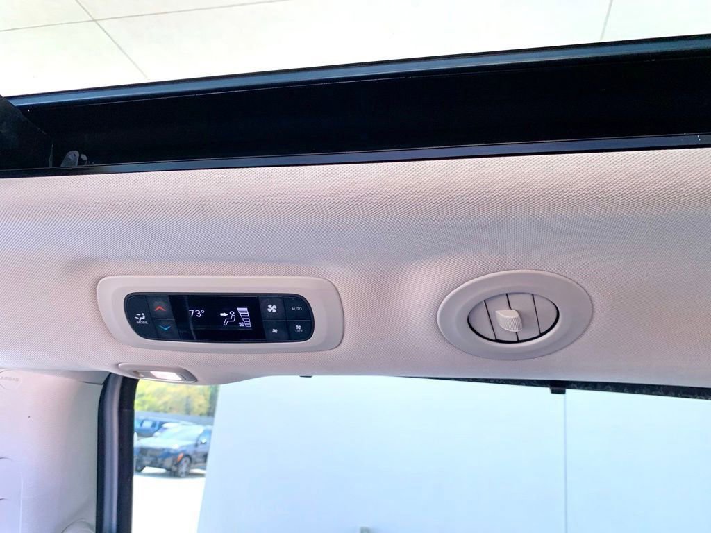 Used 2024 Chrysler Pacifica Limited image 16
