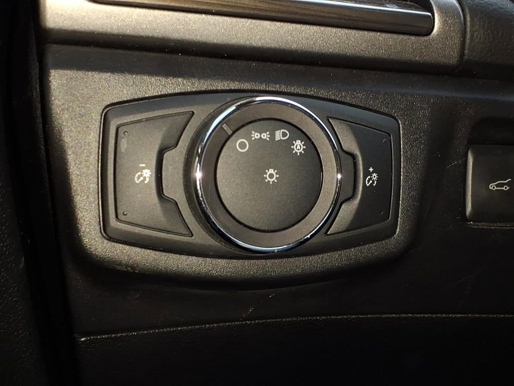 Used 2018 Ford Fusion SE w/ Fusion SE Technology Package image 12