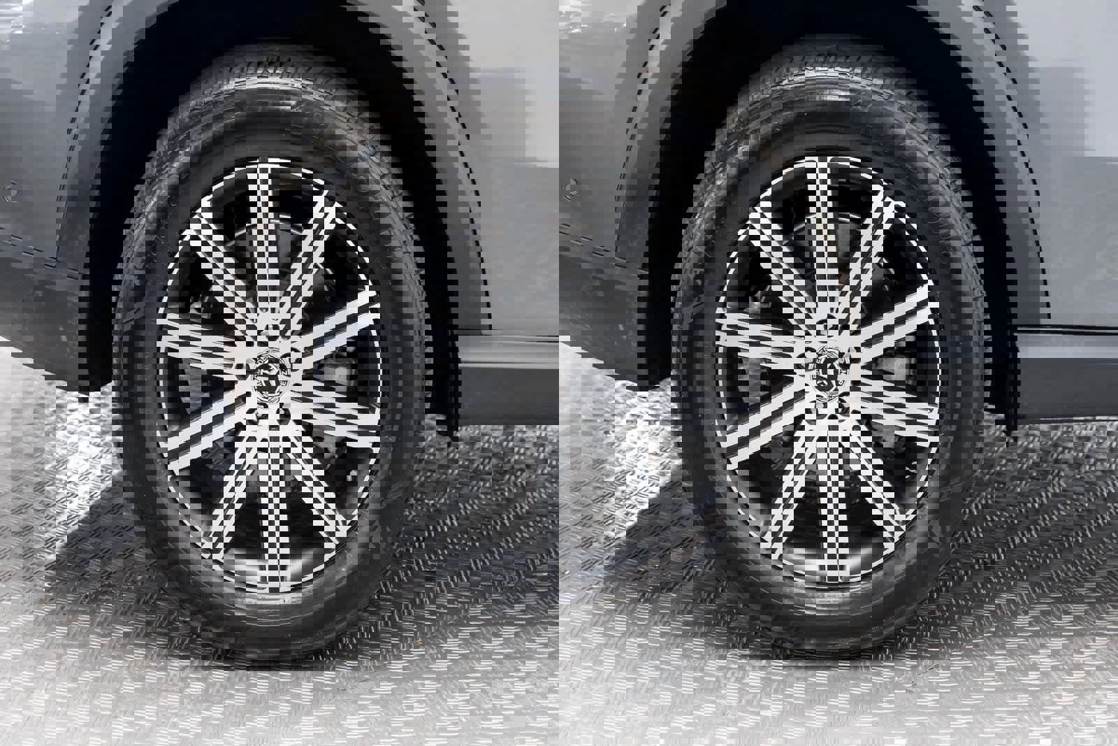 Used 2025 Mercedes-Benz GLE 450e 4MATIC w/ Driver Assistance Package image 49