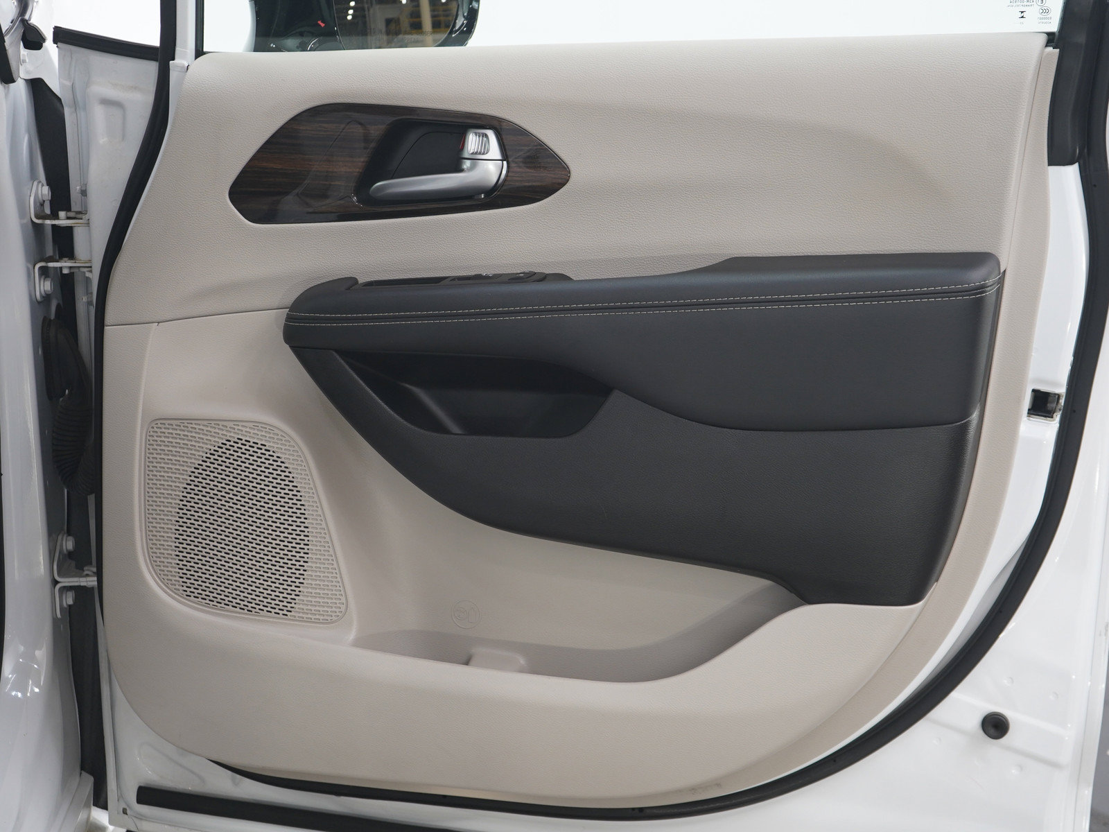 Used 2024 Chrysler Pacifica Limited FWD image 12