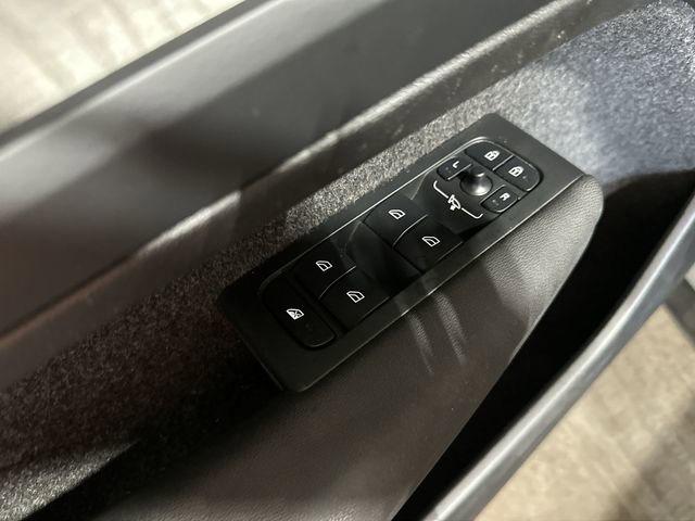 Used 2025 Volvo XC40 B5 Core w/ Protection Package Premier image 19