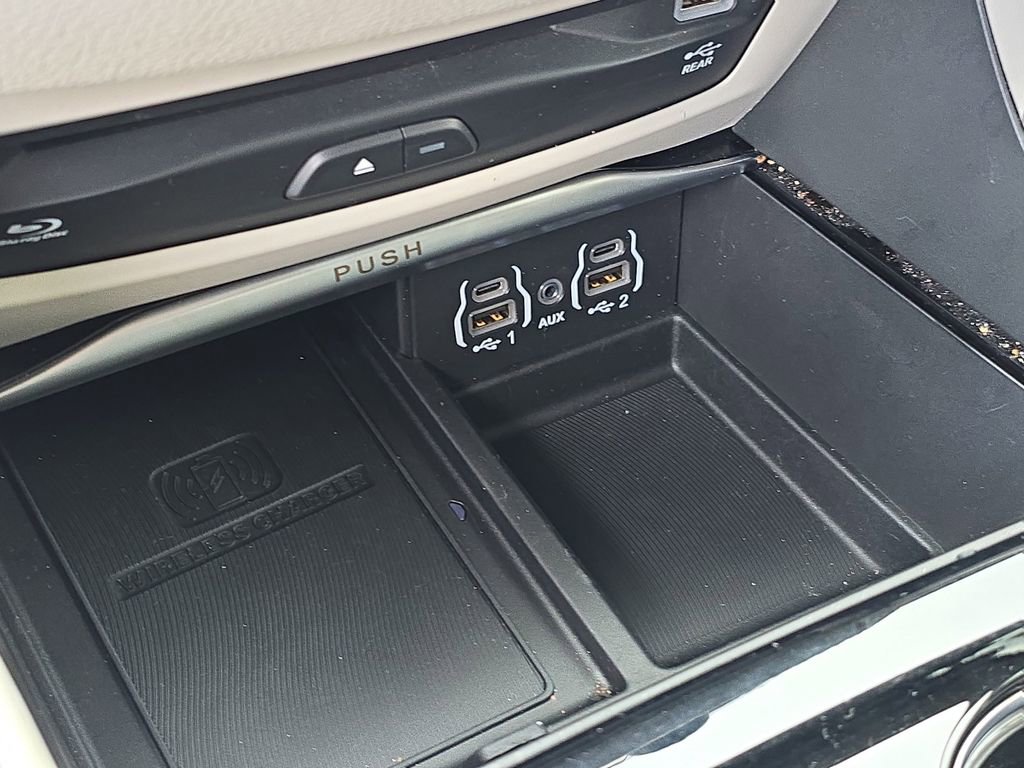 Used 2021 Chrysler Pacifica Limited w/ Uconnect Theater Family Group image 36