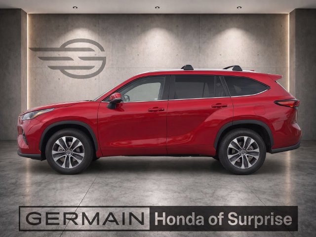 Used 2023 Toyota Highlander XLE FWD image 3