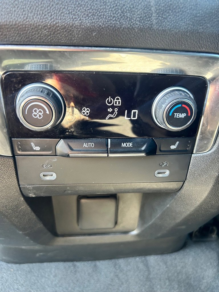 Used 2023 Chevrolet Suburban Premier image 12