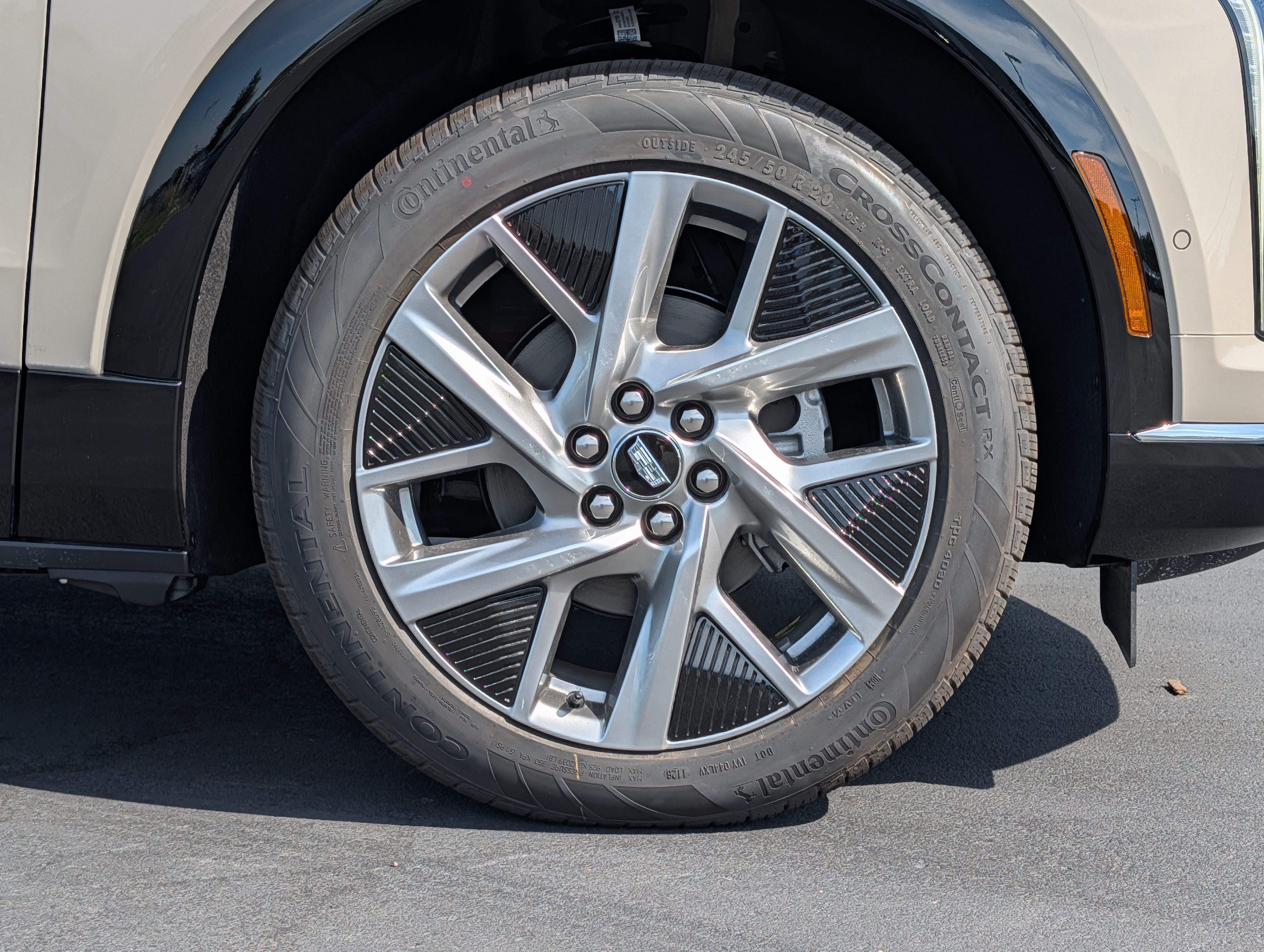 Used 2027 Cadillac Optiq Luxury w/ LPO, Floor Liner Package AWD/4WD image 9