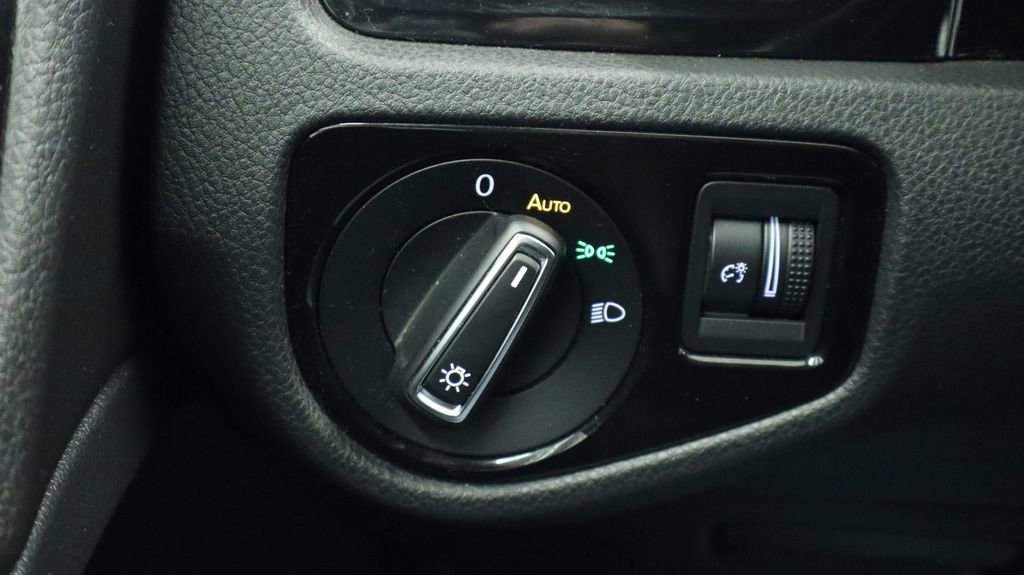 Used 2019 Volkswagen Golf R 4-Door image 25