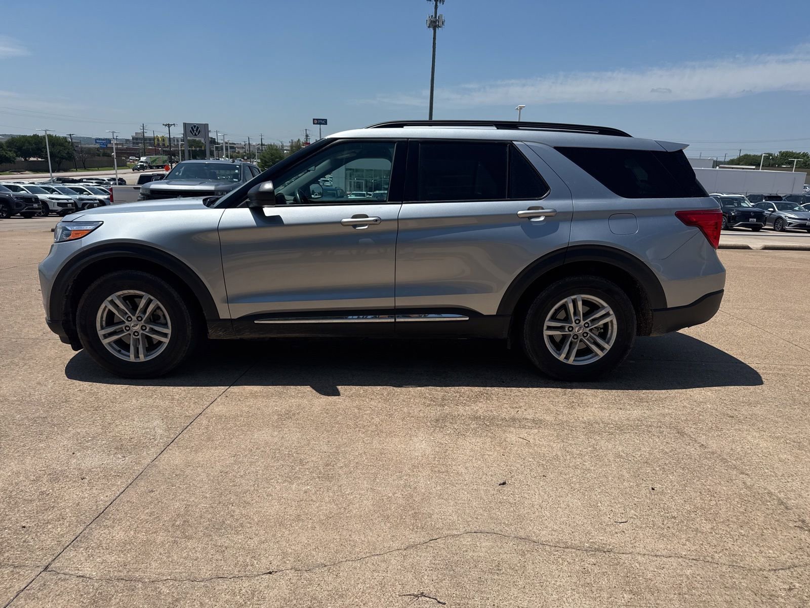 Used 2023 Ford Explorer XLT RWD image 4
