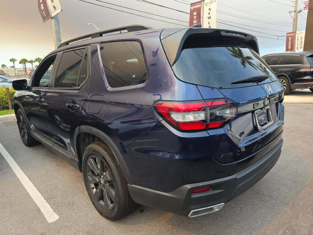 Used 2023 Honda Pilot Sport image 3