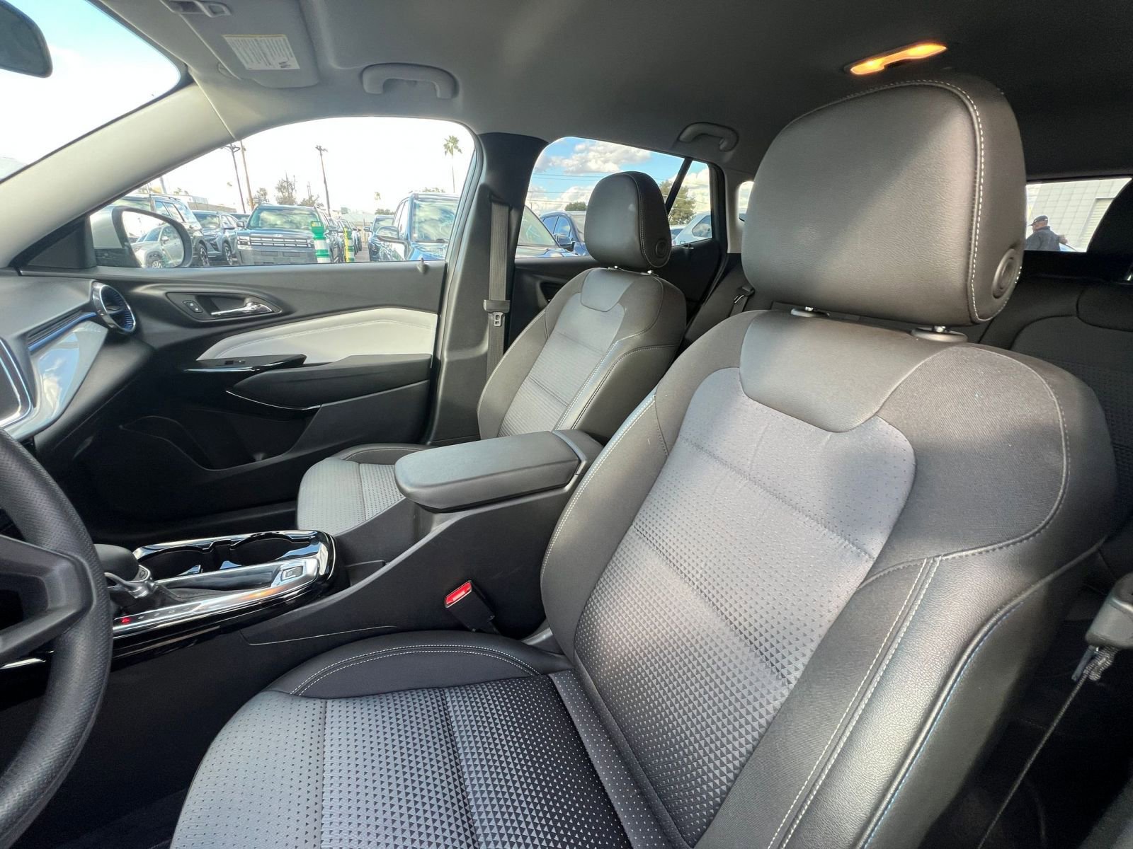 Used 2025 Chevrolet Trax LT FWD image 36