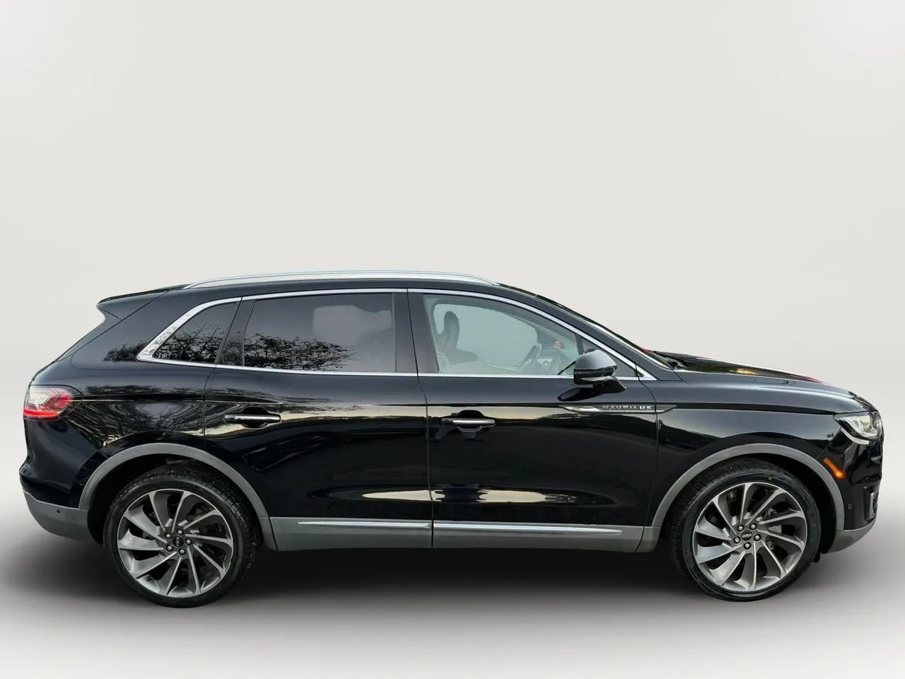 Used 2019 Lincoln Nautilus Reserve w/ Ultimate Package AWD/4WD image 2
