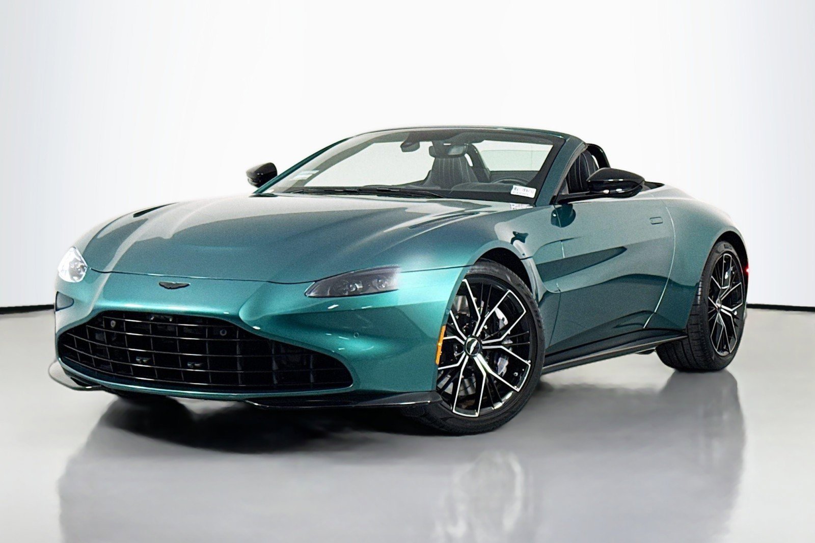 Used 2023 Aston Martin V8 Vantage Roadster image 2