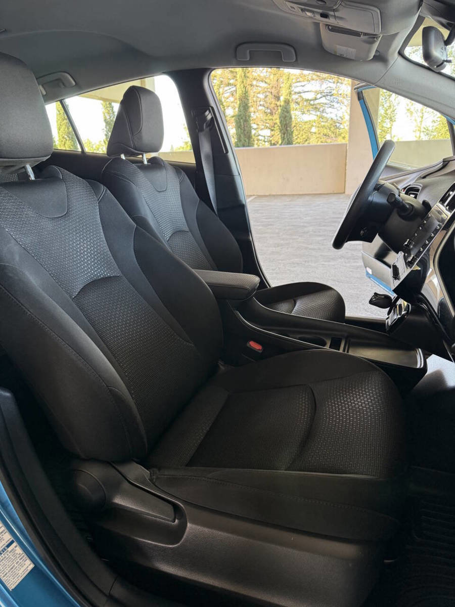 Used 2021 Toyota Prius LE AWD/4WD image 31