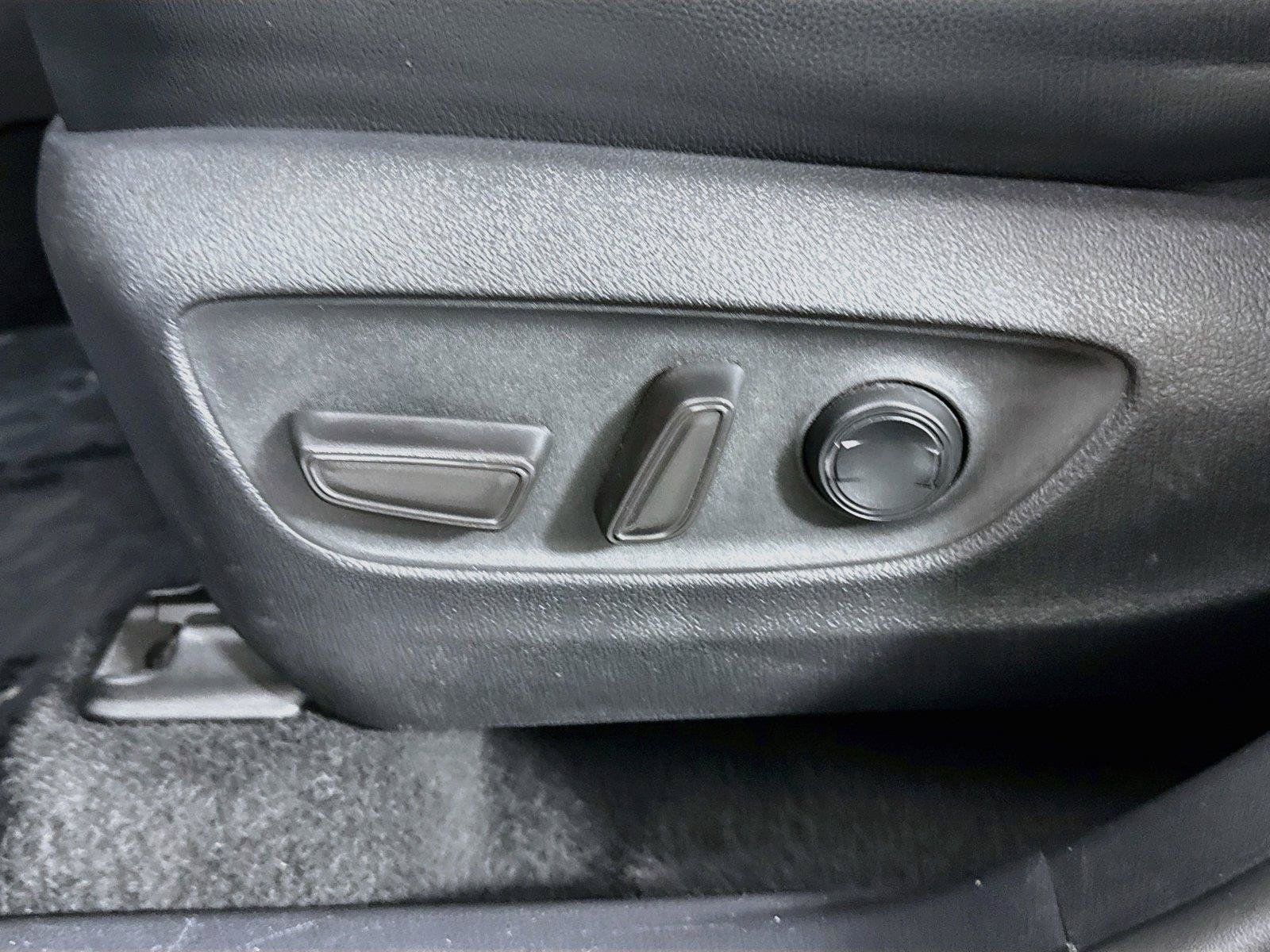 Used 2021 Toyota Highlander XLE AWD/4WD image 28