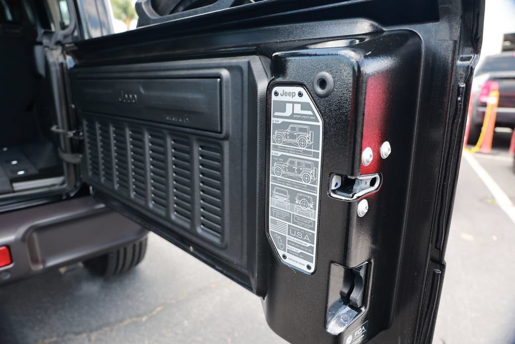 Used 2025 Jeep Wrangler Unlimited Sahara w/ Safety Group AWD/4WD image 38