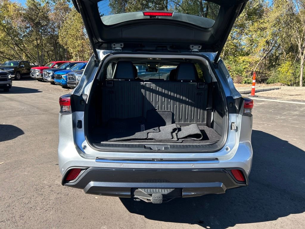 Used 2024 Toyota Highlander Limited image 17