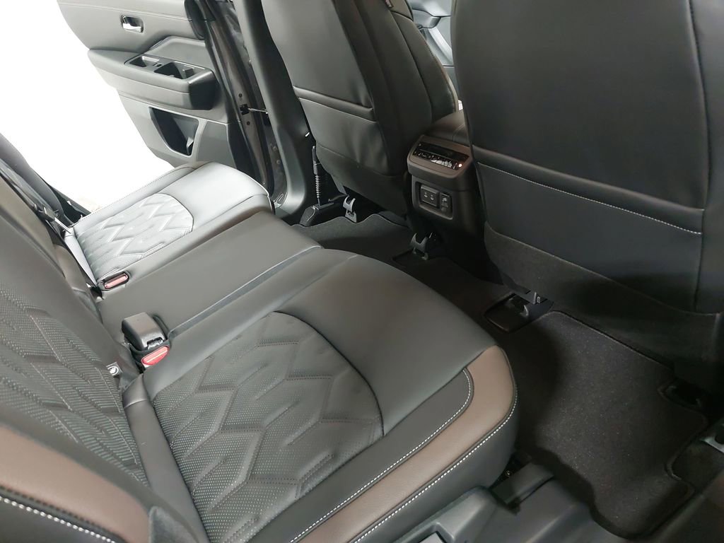 New 2026 Nissan Pathfinder Platinum image 11