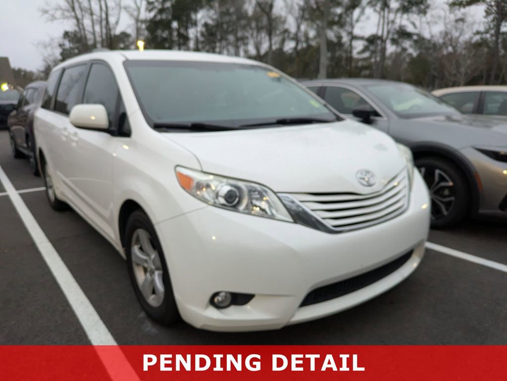 Used 2016 Toyota Sienna LE image 1