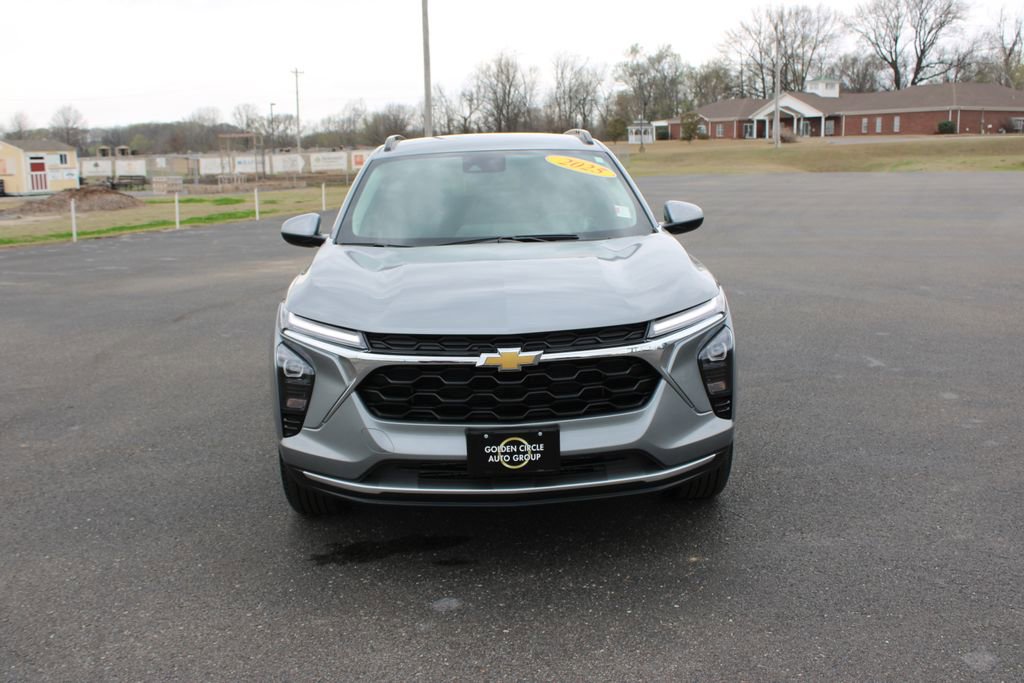 Used 2025 Chevrolet Trax LT image 3