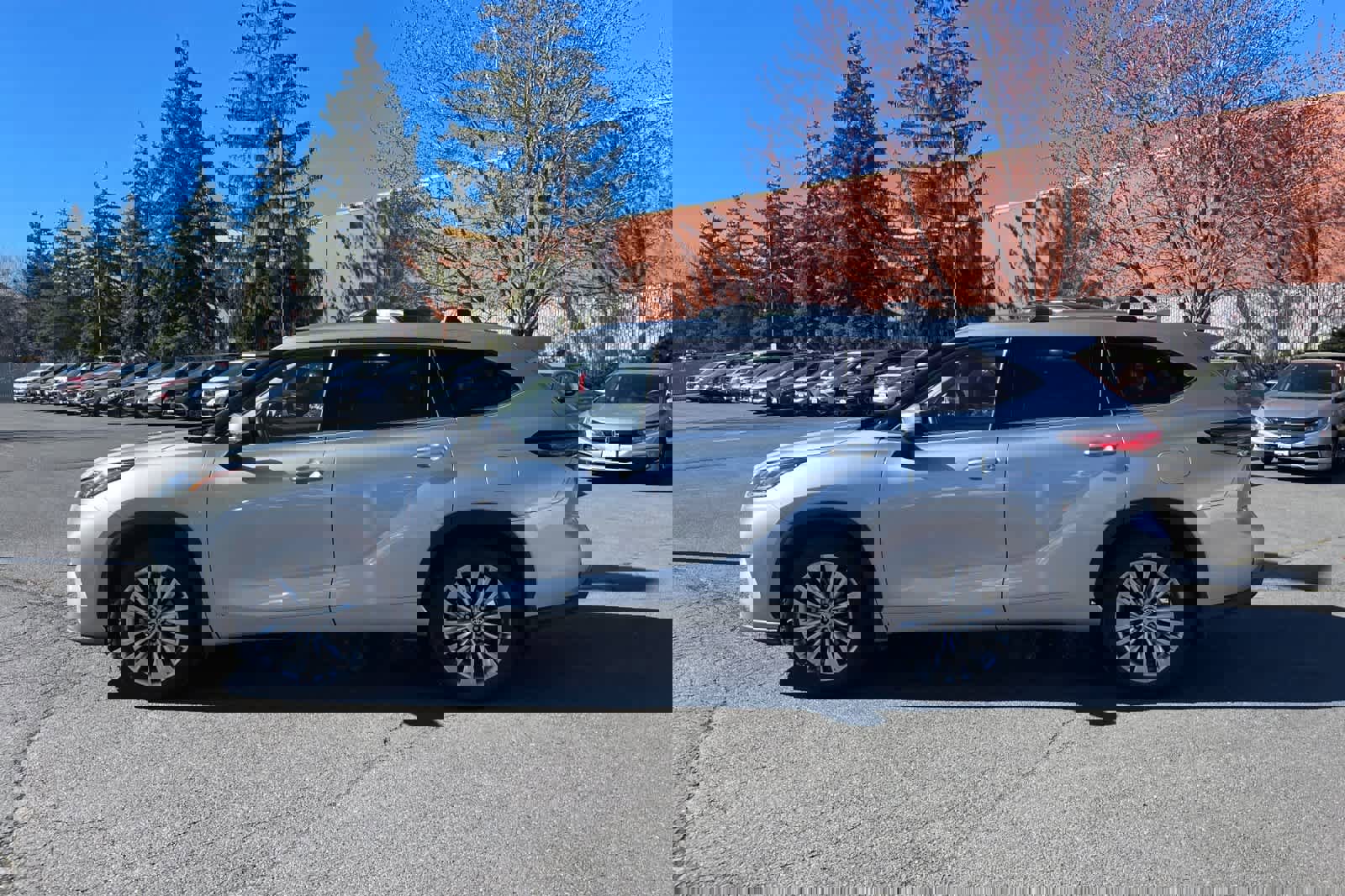 Used 2023 Toyota Highlander Platinum image 2