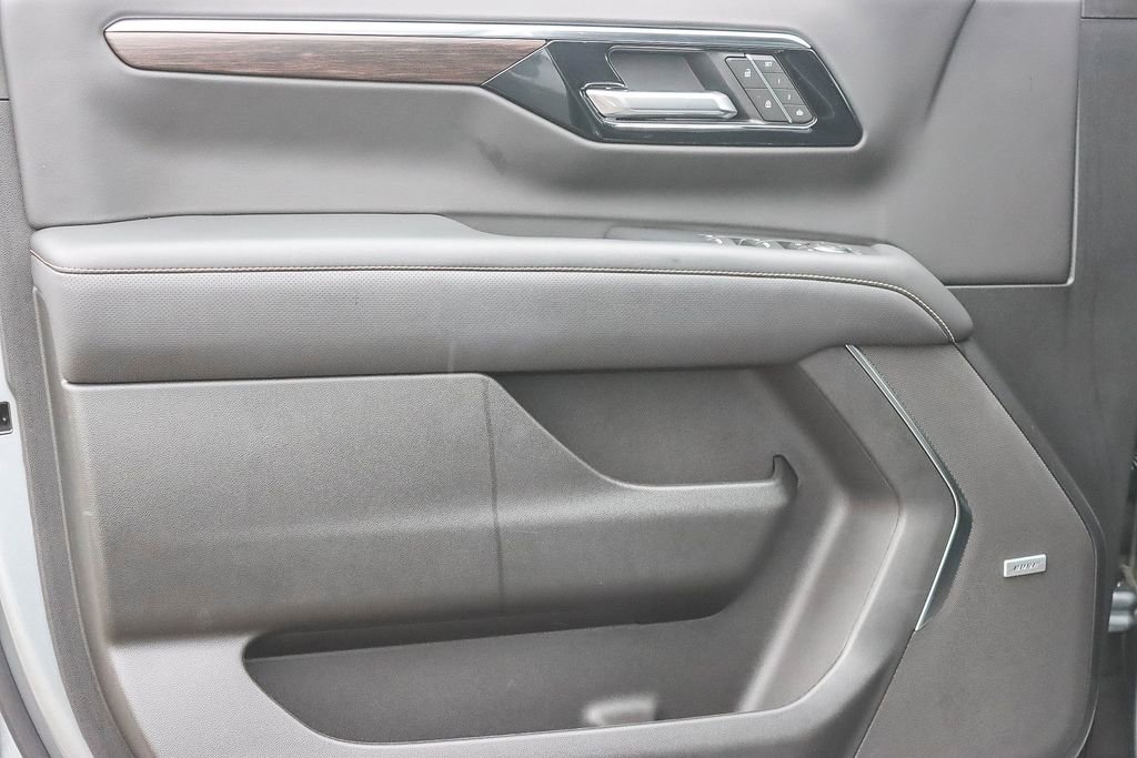 Used 2025 Chevrolet Suburban Premier image 20