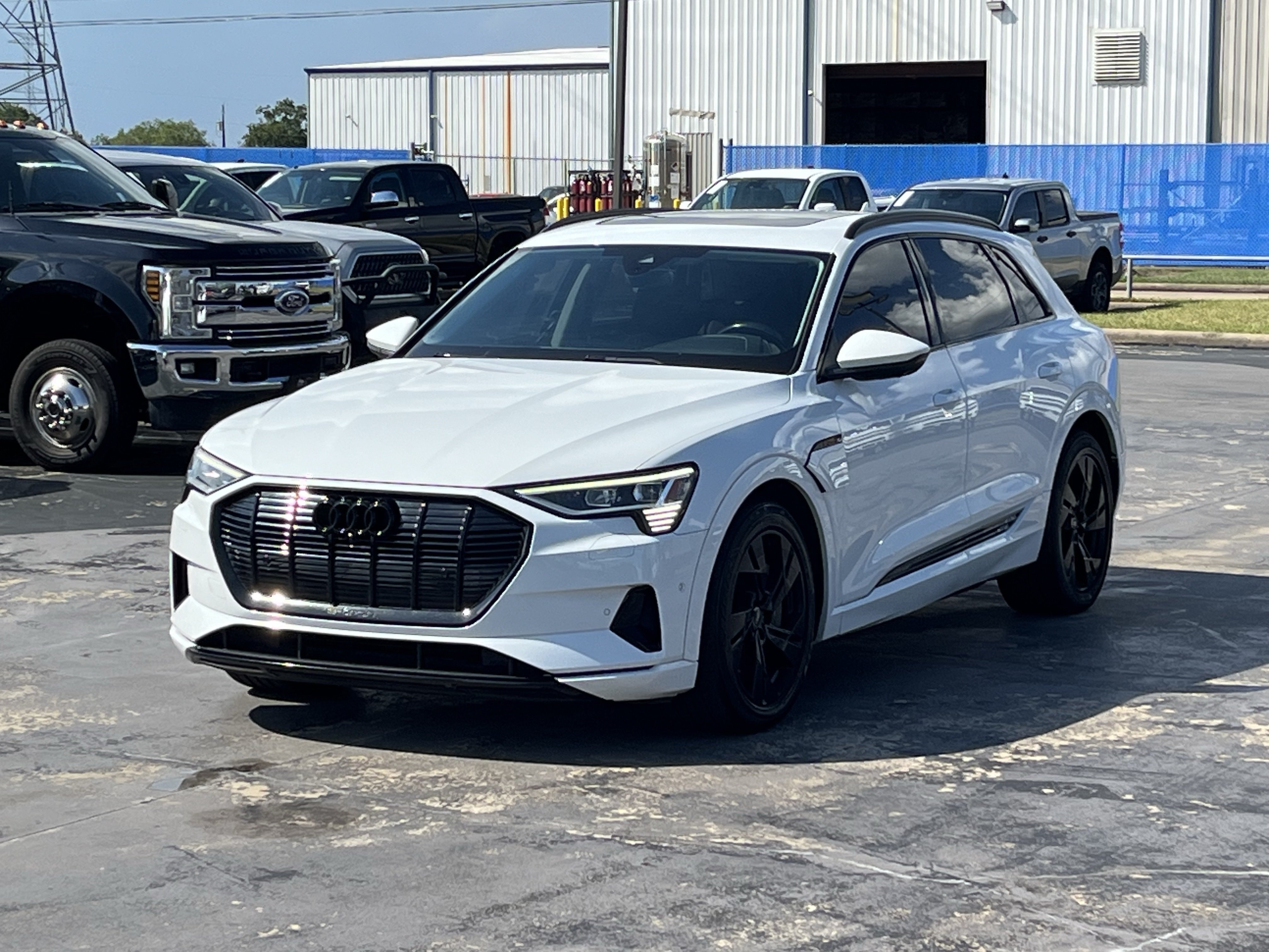 Used 2022 Audi e-tron Premium w/ Convenience Plus Package AWD/4WD image 3