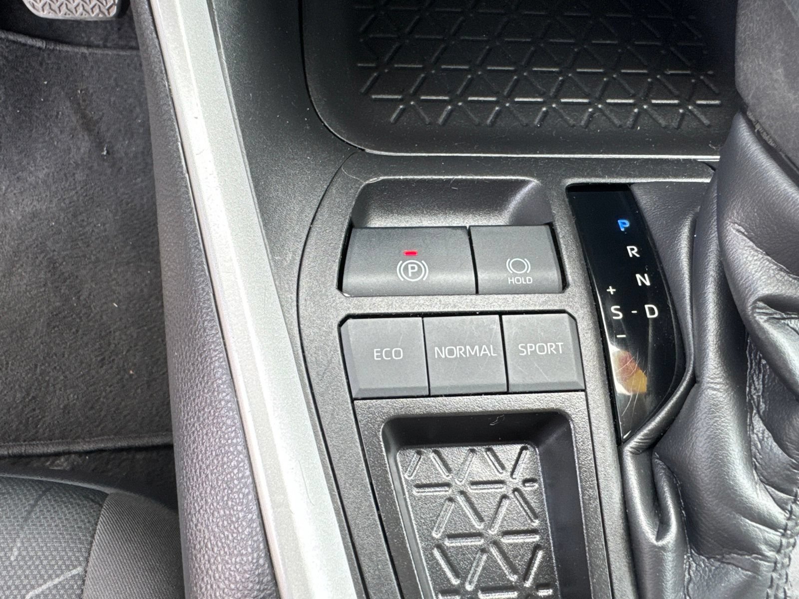 Used 2024 Toyota RAV4 XLE FWD image 22